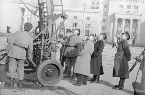 Ćwiczenia strażaków pod Pałacem Kultury i Nauki w 1957 r.