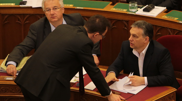 Orbán Viktor nagy beszéddel készül / Fotó: Gy. Balázs Béla