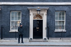 Koniec śledztwa w sprawie imprez na Downing Street. Wystawiono 126 mandatów