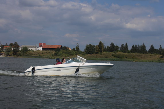 Motorówka na jeziorze Mikołajskim 