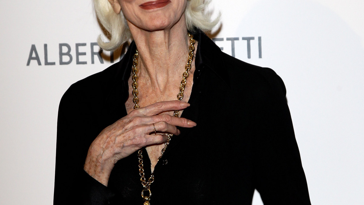 Amerykańska projektantka Adrienne Vittadini zapowiedziała, że na pokazie jej najnowszej kolekcji wystąpią dojrzałe modelki. Wśród nich nie zabraknie siwowłosej weteranki modelingu, 79-letniej Carmen Dell'Orefice.