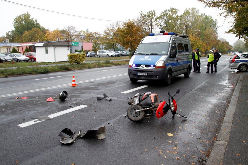 Wypadek w Opolu. Motorower zderzył się z samochodem osobowym