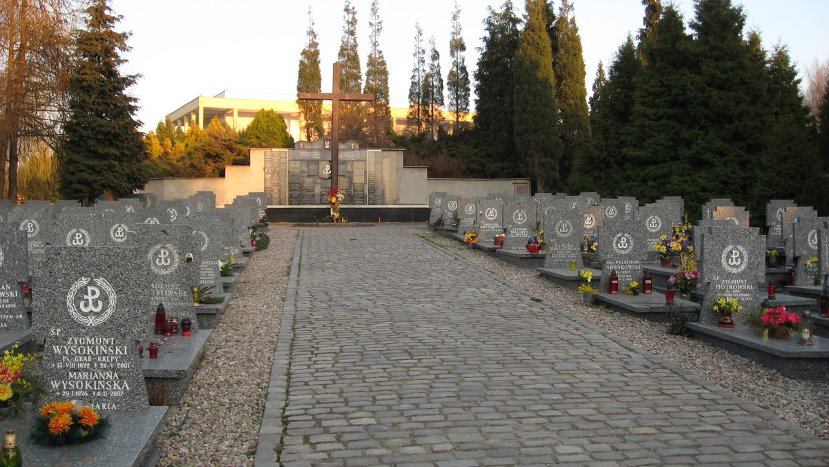 Na gdańskim Cmentarzu Łostowickim odsłonięty zostanie dziś pomnik upamiętniający tysiące Polaków zamordowanych w latach 1941-44 przez Niemców w lesie w Ponarach pod Wilnem. Pomnik powstał staraniem Stowarzyszenia Rodzina Ponarska.