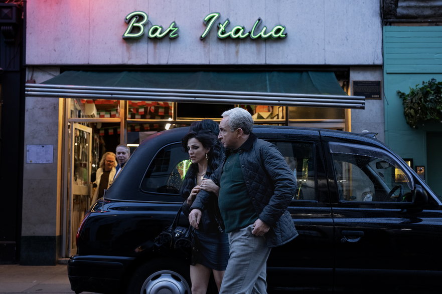 Marisa Abela i Eddie Marsan w filmie "Back to Black. Historia Amy Winehouse"