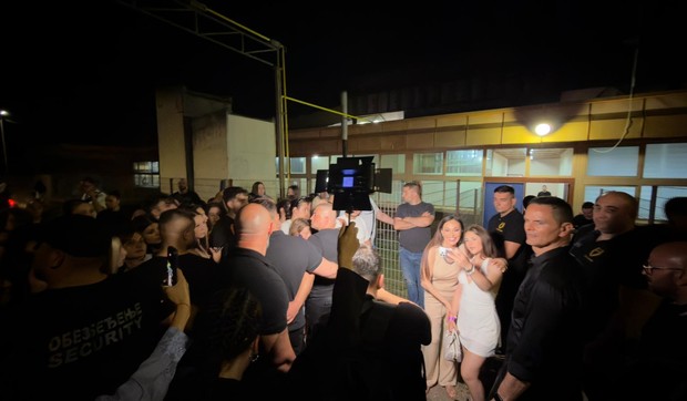 Ceca se slika sa publikom 