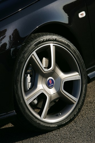 Silnik napędza wszystkie cztery koła czarnego potwora