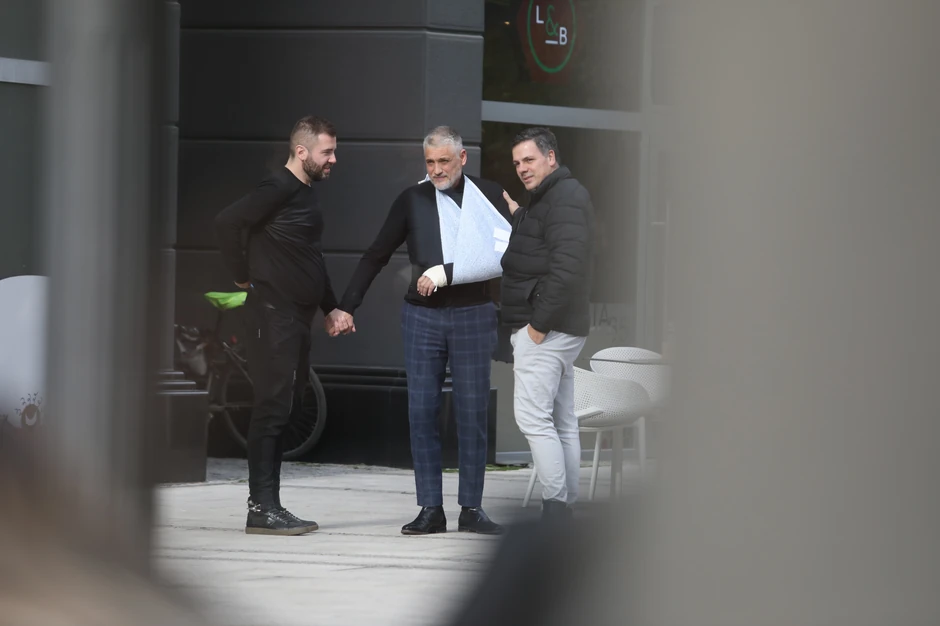 Čeda i Aca Kos se drže za ruke