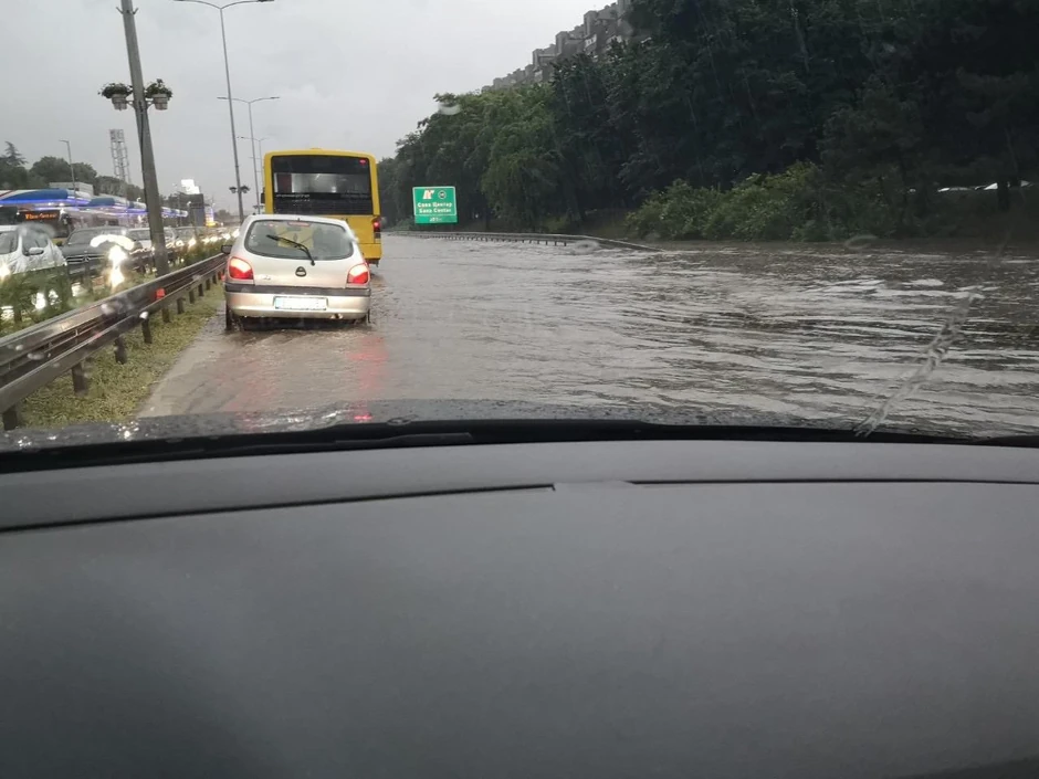 Autoput je poplavljen