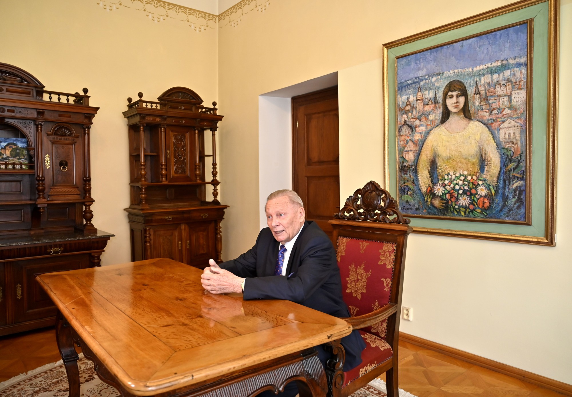 Rudolf Schuster má svoju pracovňu v Historickej radnici v Košiciach.