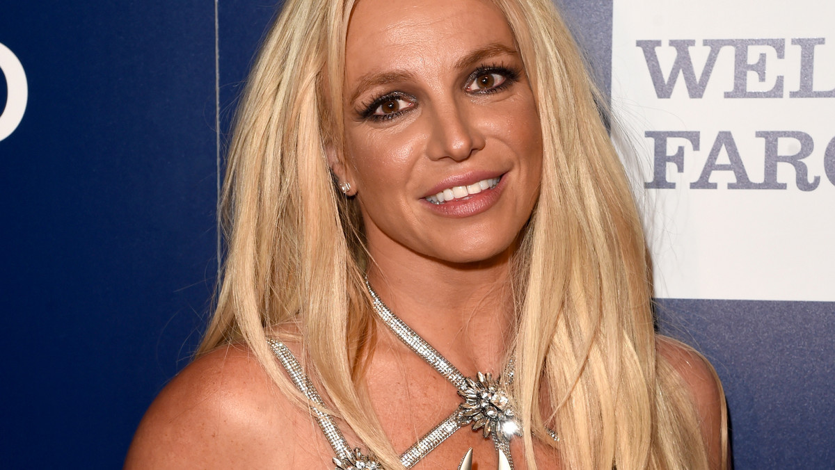 Britney Spears zgłosiła się na początku kwietnia do szpitala psychiatrycznego, by tam uzyskać pomoc od fachowców. Podczas jej nieobecności w mediach pojawiały się kolejne plotki na jej temat, a fani zaczęli podejrzewać, że wokalistka jest przetrzymywana w ośrodku wbrew swojej woli. Teraz piosenkarka prosi wielbicieli o wsparcie i zapewnia, że walczy o swoje dobro. "Potrzebuję odrobiny prywatności" - napisała w mediach społecznościowych.