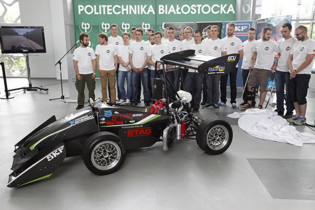 Pojazd skonstruowany przez studencki zespół Cerber Motorsport działający przy kole naukowym Auto-Moto-Club na Wydziale Mechanicznym Politechniki Białostockiej waży 220 kg i przyspiesza od 0 do 100 km/h w 3,5 sekundy. fot. (mgo) PAP/Artur Reszko