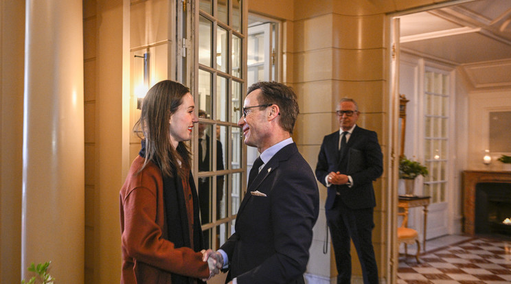 Sanna Marint finn (b), és Ulf Kristersson svéd miniszterelnökök (j) közös sajtótájékoztatón jelentették ki, hogy a két ország együtt hajlandó belépni a NATO-ba / Fotó: MTI/EPA/TT Hírügynökség/Anders Wiklund