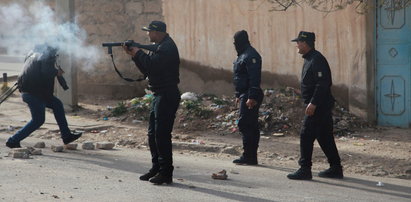 Demonstranci rzucają kamieniami w policję! Zamieszki w Tunezji po samobójstwie dziennikarza