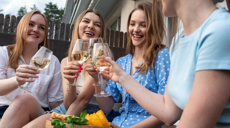 Jön a jó idő, érdemes kiülni a teraszra és egy kellemes beszélgetés mellett elkortyolni a finom Terasz cuvée-t /Fotó: Shutterstock 