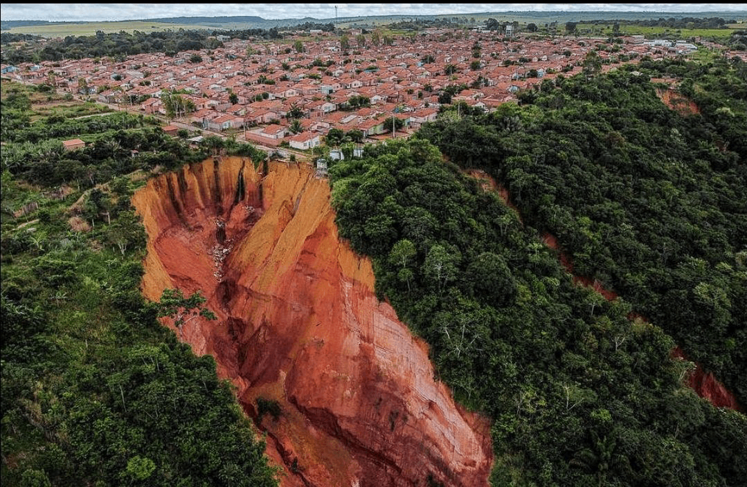 Silne zosuvy pôdy pustošia oblasť.
