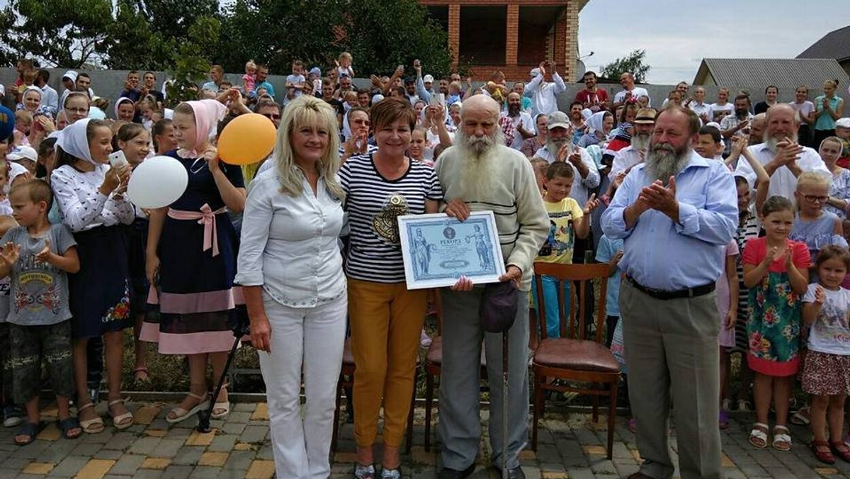 Paweł Semeniuk, 87-letni Ukrainiec, może pochwalić się wielką rodziną. Liczby mówią same za siebie: nasz sąsiad zza wschodniej granicy ma aż 346 żyjących potomków i pretenduje do pobicia rekordu Guinnessa.