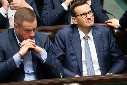 Tak rząd PiS zmieniał umowy przed wyborami. Odprawy i dłuższe wypowiedzenia