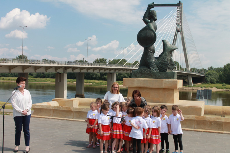 W uroczystości uruchomienia fontanny uczestniczyła prezydent Hanna Gronkiewicz-Waltz i dzieci z Przedszkola nr 237 im. Warszawskiej Syrenki 