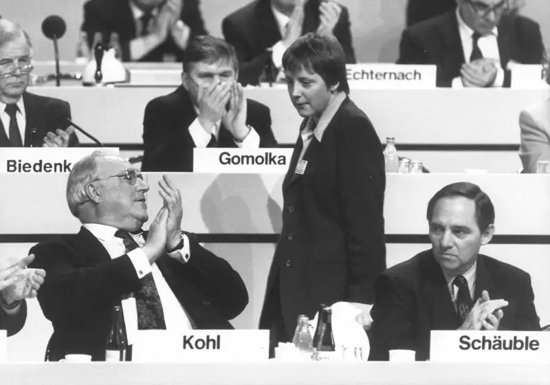 Konferencja CDU 1991 rok. Helmut Kohl i Angela Merkel / Thomas Imo/Photothek via Getty Images