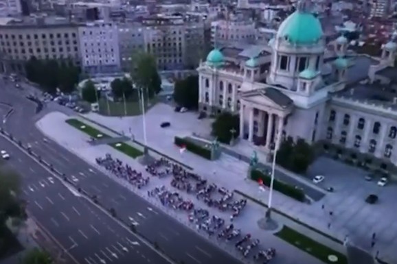 (VIDEO) POČELE PRIPREME ISPRED SKUPŠTINE Dron snimio poruku građana pred skup 27. juna