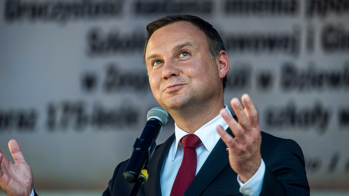 Prezydent Andrzej Duda, premier Beata Szydło i Paweł Kukiz są liderami rankingu zaufania badania CBOS przeprowadzonego w sierpniu. Największą nieufność budzą Janusz Korwin-Mikke, szef MON Antoni Macierewicz, prezes PiS Jarosław Kaczyński.