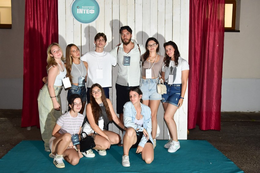 Mladi glumci iz predstave "Sakati Bili sa Inišmana"