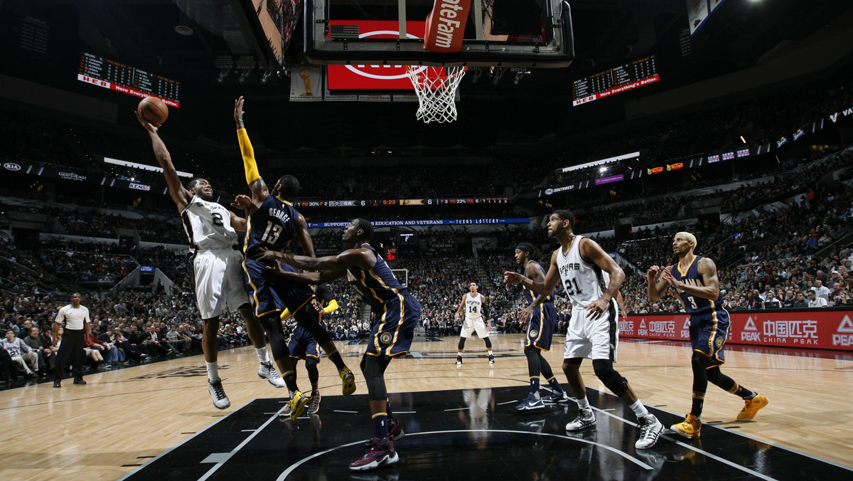 San Antonio Spurs utrzymali perfekcyjny bilans w meczach przed własną publicznością po pokonaniu Indiana Pacers 106:92. To już 16. wygrana Ostróg z Teksasu na własnym parkiecie. Jest ona tym cenniejsza, że mierzyły się czołowe defensywy NBA.