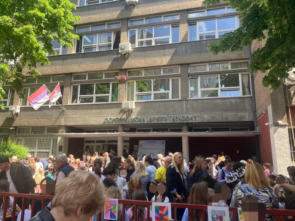 Humanitarni bazar učenika Osnovne škole "Drinka Pavlović" u okviru manifestacije "Drinkine dečje prolećne radosti"