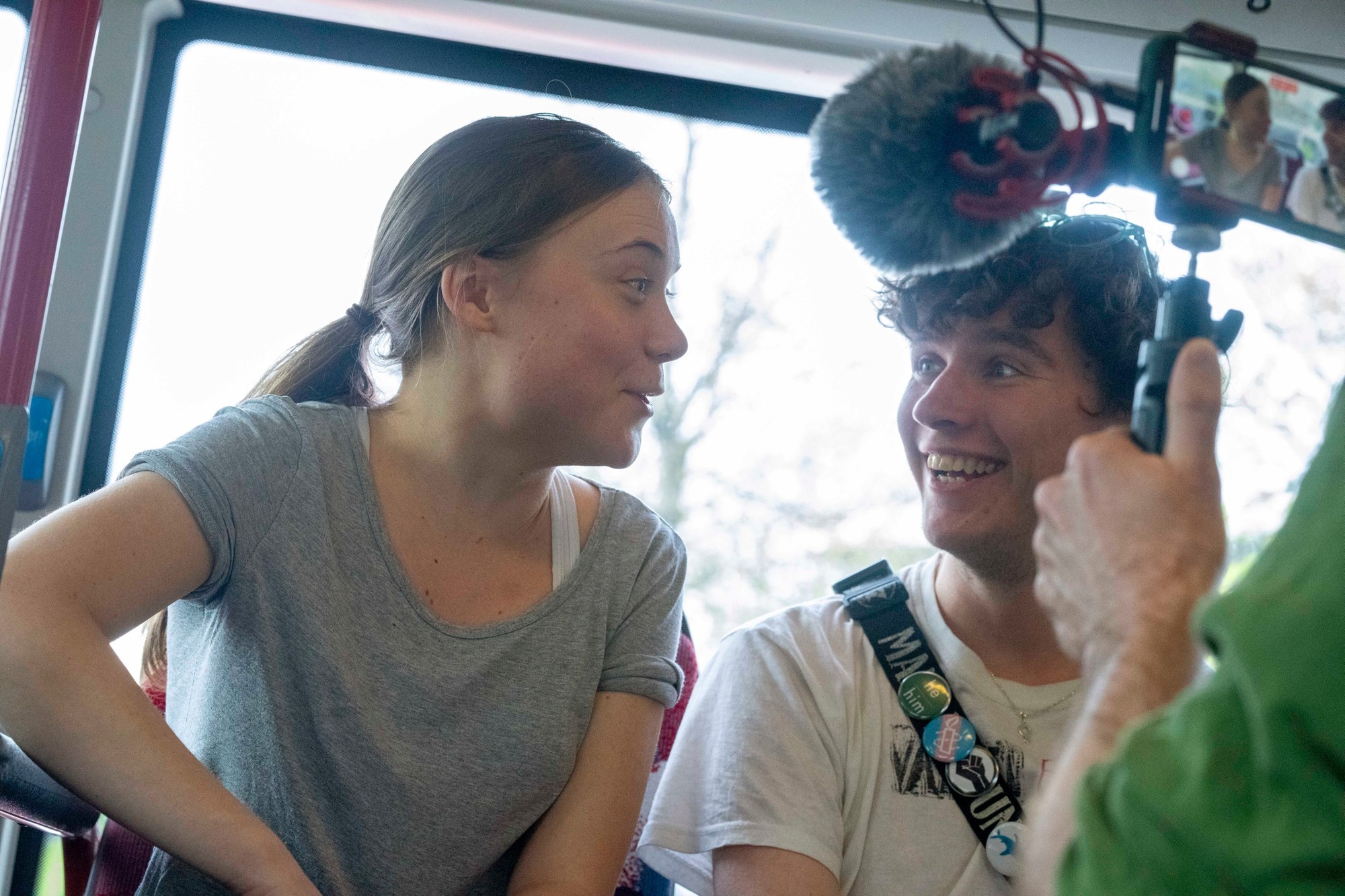 Thunbergová sedela spolu s ďalšími zadržanými v autobuse, kým polícia zadržiavala ďalších ľudí.