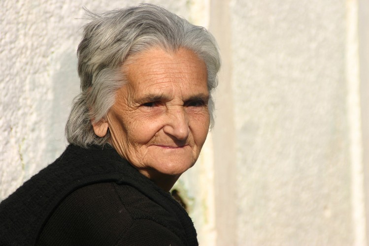 <strong>Rodzina</strong>
<br><br>
Głową rodziny jest najstarszy lub najbardziej zaradny mężczyzna. Posiada on specjalne przywileje, takie jak np. prawo do zaszczytnego miejsca w domu. Głowa rodziny zarządza budżetem, inwentarzem oraz dba o interesy rodziny. Do jego obowiązków należy również ochrona członków rodziny. Z kolei prawa kobiet są mocno ograniczone. Nie mogą one bowiem wtrącać się do zadań przeznaczonych dla mężczyzn, ani udzielać się w sferze publicznej. Ich obowiązki skupiają się głównie wokół gospodarstwa domowego. 
<br><br>
Na mocy albańskiego prawa zwyczajowego ojciec ma prawo zabić swojego syna i córkę, gdy ci zhańbią rodzinę. Mężczyzna nie ma natomiast prawa do życia swojej żony – gdy ją uśmierci, ciążyć będzie na nim zemsta.
<br><br>