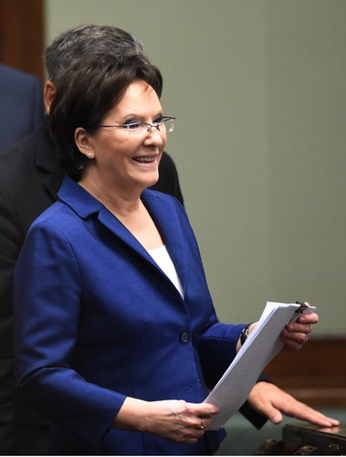 <b>GÓRNICTWO</b>
<br>
<br>
W parlamencie są już projekty ustaw zakładających koncesjonowanie sprzedaży, określenie wymogów jakościowych węgla. Zmiana w prawie zamówień publicznych preferująca produkty pochodzenia wspólnotowego. Wsparcie rozwoju nowoczesnych technologii węglowych.