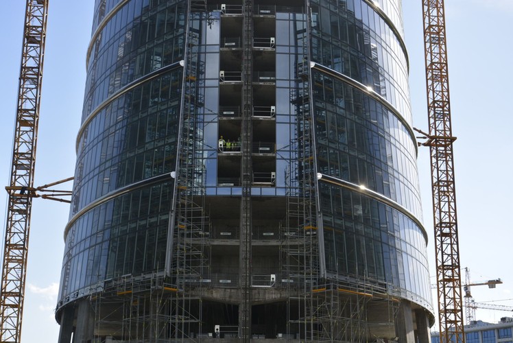 W 220-metrowym budynku A zostaną zainstalowane pierwsze w Polsce dwupoziomowe windy znanej szwajcarskiej marki Schindler (tzw. double deck). Windy te obsługują jednocześnie dwa piętra – w zależności od tego, czy pasażerowie chcą jechać na piętro parzyste, czy nieparzyste, wsiadają na pierwszy lub drugi poziom windy. Dzięki temu podróż w górę staje się znacznie szybsza. Do tej pory tylko sześć budynków w Europie zostało wyposażonych w podobne windy.