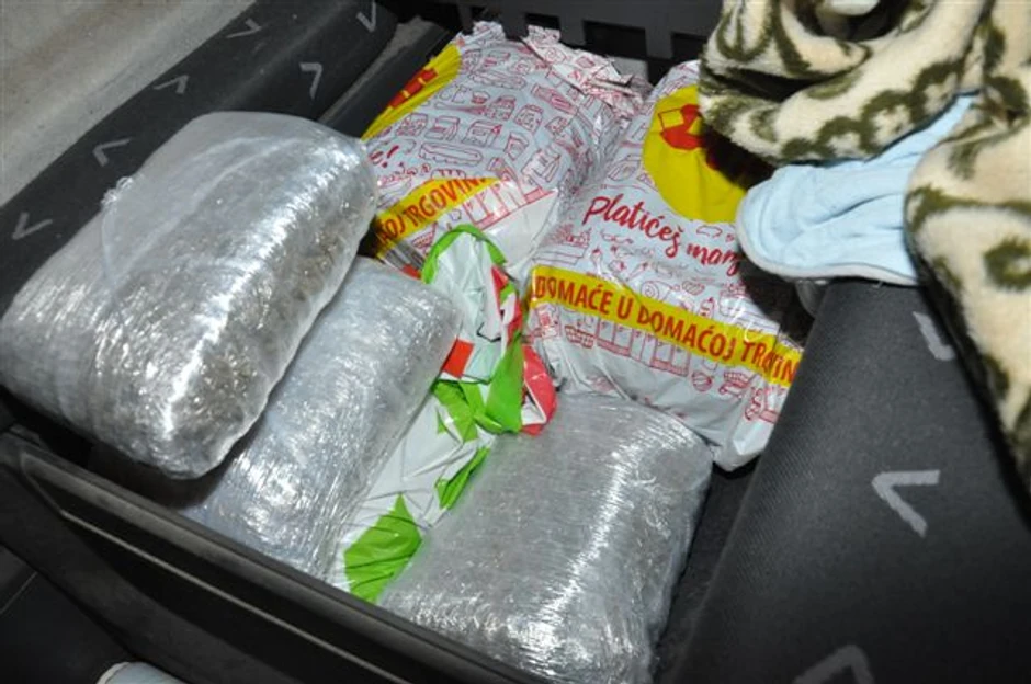 Optuženi se terete za nabavku 2.8 kilograma marihuane