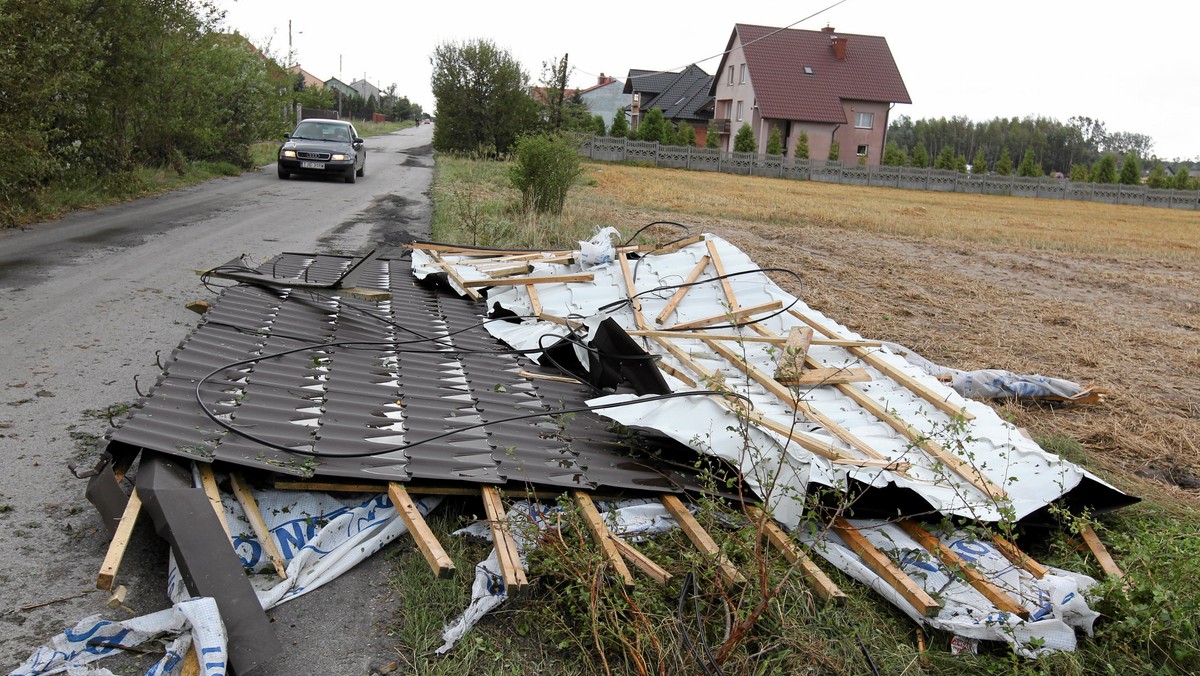 Trwa wypłacanie zasiłków doraźnych dla poszkodowanych przez nawałnice, trąby powietrzne i gradobicie. Na terenach dotkniętych kataklizmem trwa szacowanie szkód; służby kryzysowe wojewodów pozostają w stanie podwyższonej gotowości do odwołania.