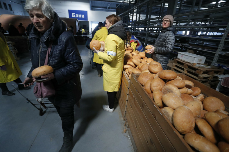 Mieszkańcy Mariupola w kolejce po żywność, zdjęcie z 5 kwietnia