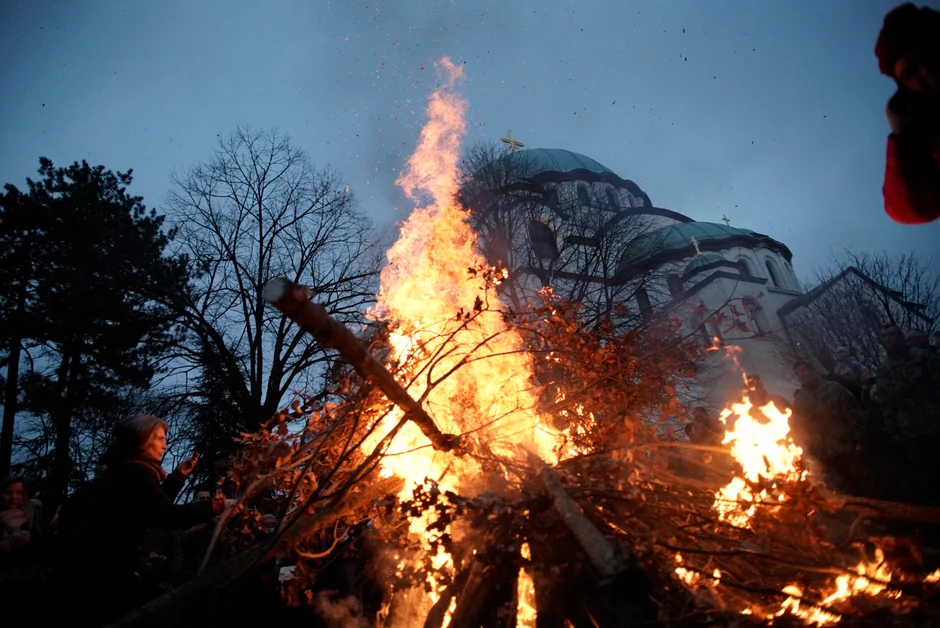 Paljenje badnjaka ispred Hrama svetog Save