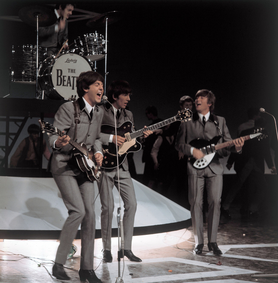 Paul McCartney, George Harrison i John Lennon podczas koncertu, 1962 r.