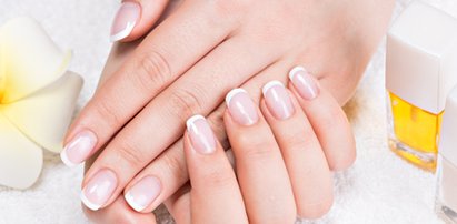 French manicure nigdy nie wychodzi z mody. Czy wiesz, jak zrobić go w domu?