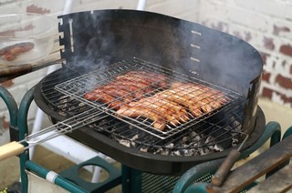 Zdaniem Polaków grillowanie i zagraniczne wakacje to symbol przemian