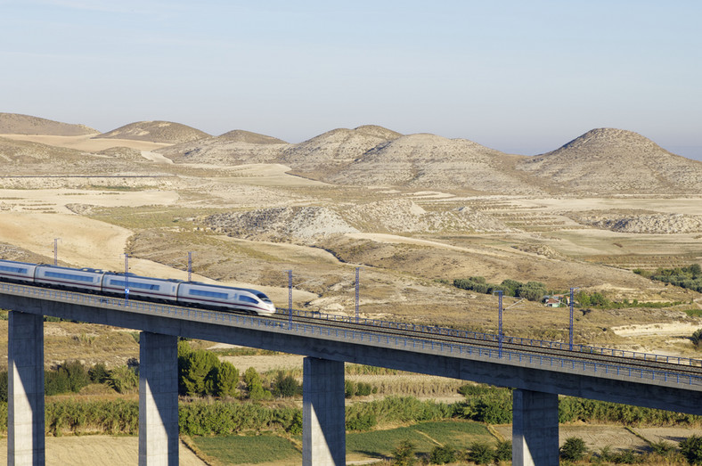 Szybka kolej AVE hiszpańskiej sieci kolejowej RENFE przejeżdza przez wiadukt w Hiszpanii (2). Fot. Shutterstock.