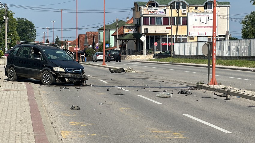 Silovit sudar poršea i opela u Čačku