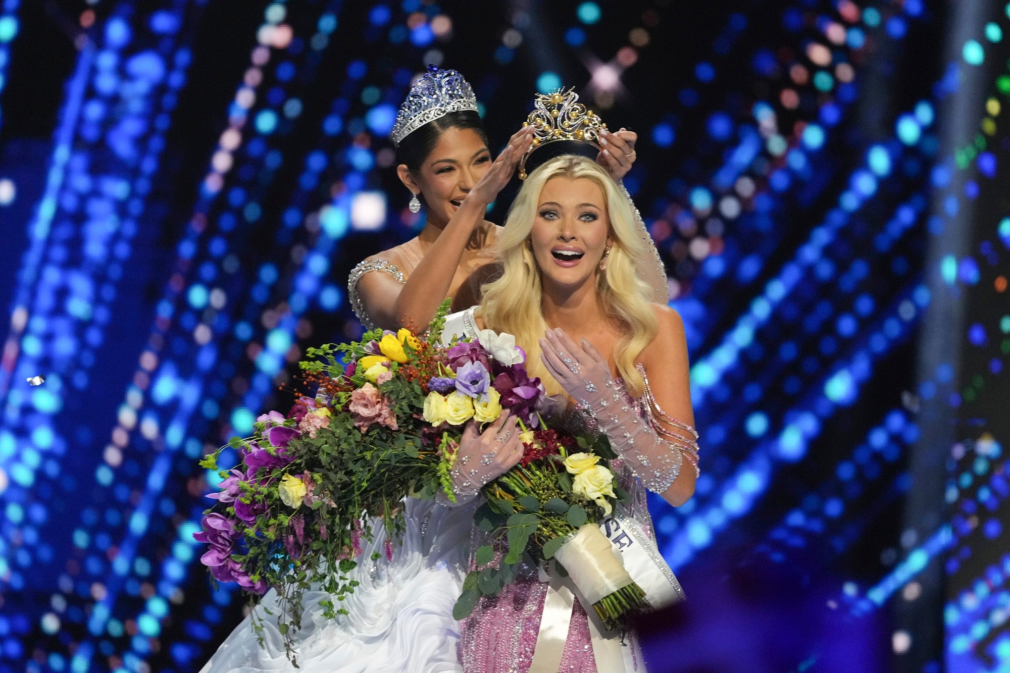 Victoriu Kjaer Theilvigovú z Dánska korunovali za Miss Universe 2024.