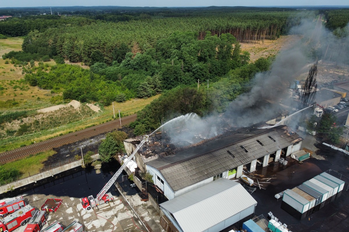 Akcja dogaszania pożaru hali w zielonogórskim Przylepie