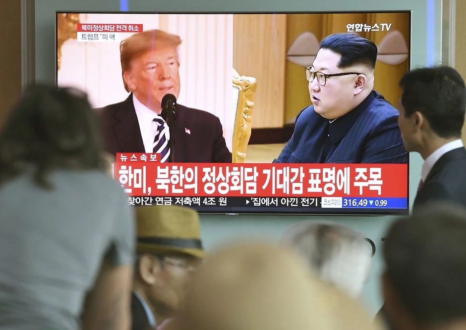 Otkazivanje samita moglo bi se obiti SAD o glavu - Donald Tramp i Kim Džong Un u vestima na stanici u Seulu