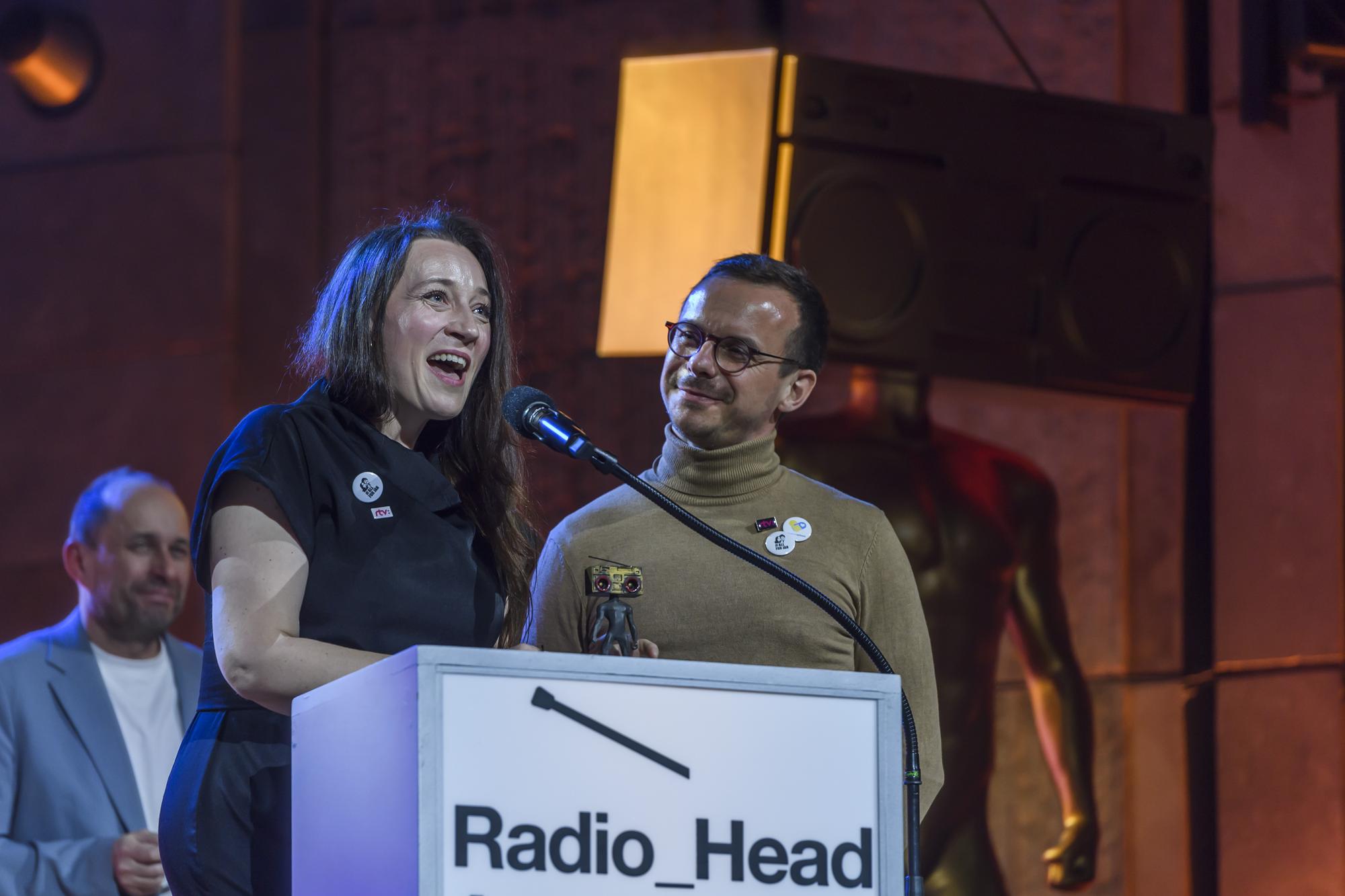 Katarína Koščová a Daniel Špiner počas odovzdávania hudobných cien Radio_Head Awards 2023.