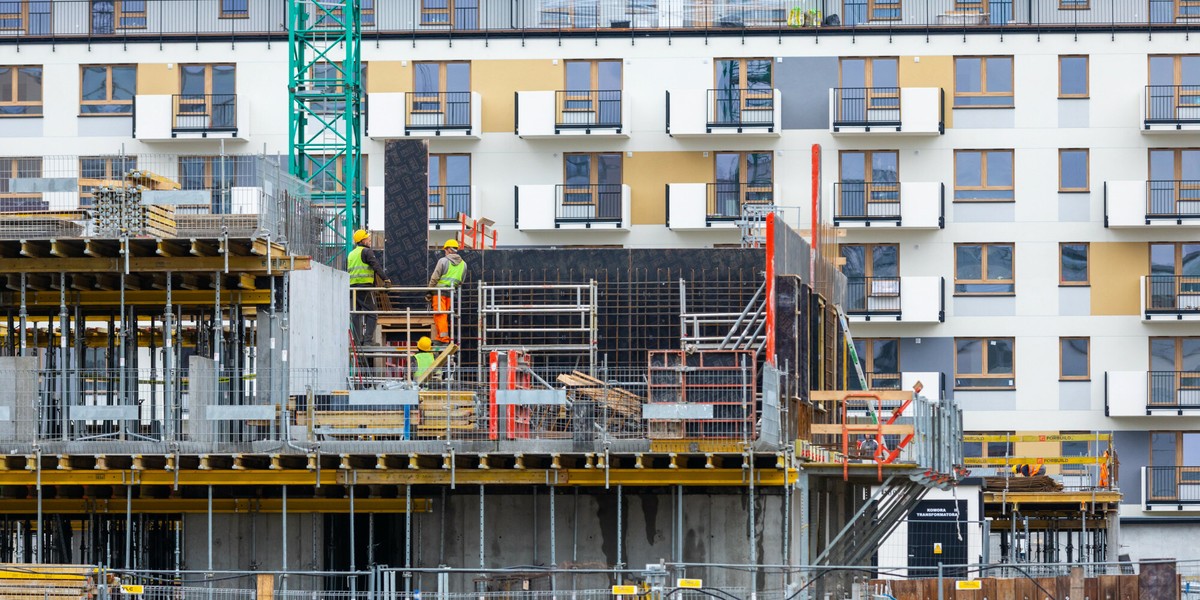 Wstępne założenia przewidują, że rządowa gwarancja udzielana będzie do wysokości 40 proc. wartości mieszkania, w przypadku gdy mamy do czynienia z zakupem mieszkania bez wkładu własnego, zarówno na rynku pierwotnym jak i wtórnym.