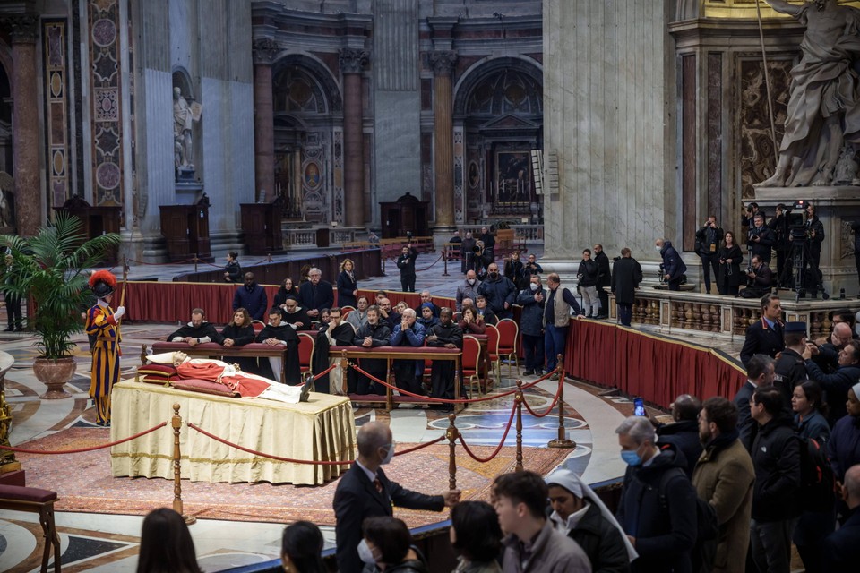 Pożegnanie zmarłego papieża emeryta Benedykta XVI