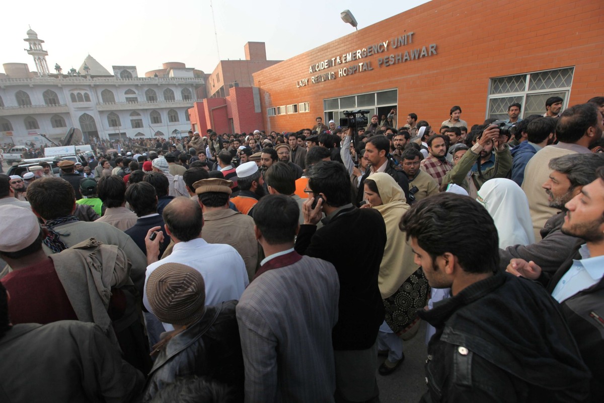 Rodzice uczniów przed zaatakowaną szkołą