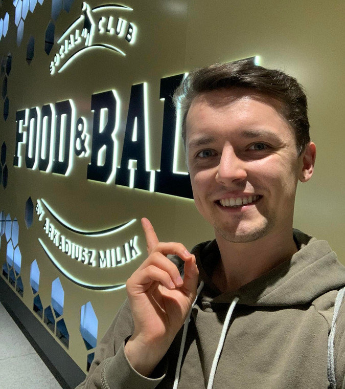 A tu ja na pamiątkowym selfie pod restauracją "Food & Ball"