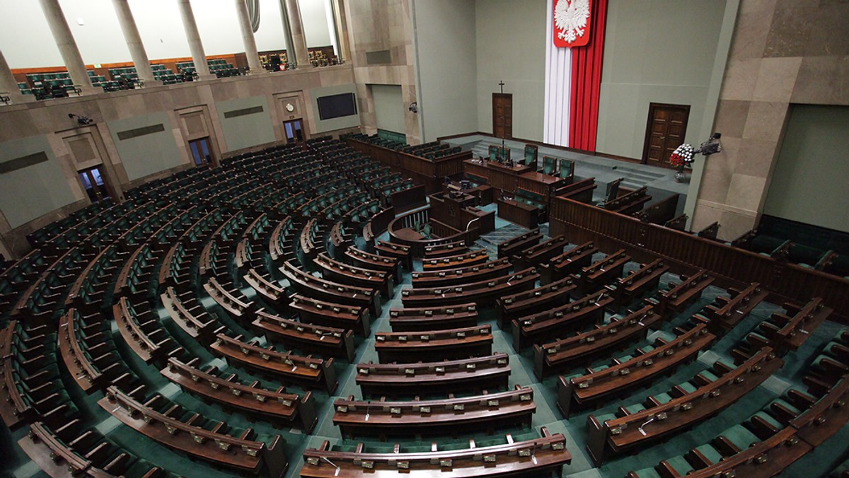 Głosowanie w najbliższych wyborach na PiS zadeklarowało 40,6 proc., badanych, na PO - 22,4 proc., SLD - 7 proc., Kukiz'15 - 6,7 proc., a na PSL - 6,1 proc. - wynika z najnowszego sondażu przeprowadzonego przez Instytut Badań Społecznych i Rynkowych (IBRiS).